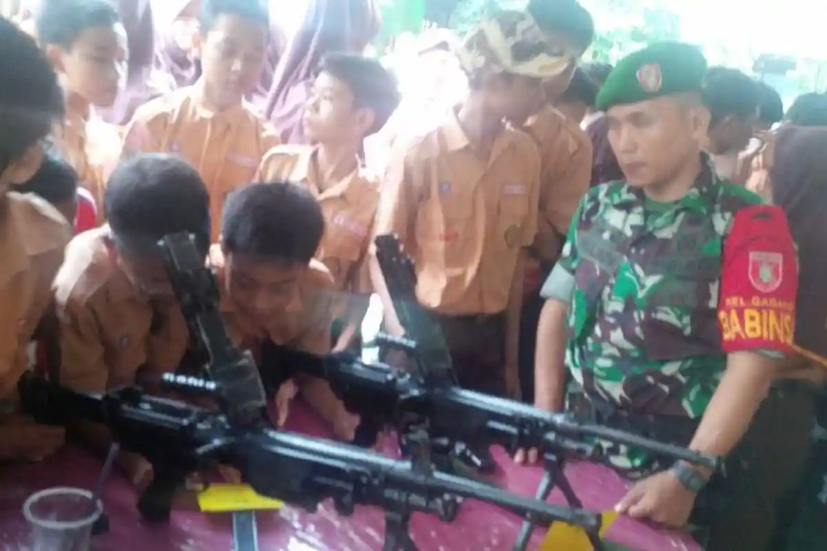 Siswa Dikenalkan Perlengkapan TNI agar Tumbuh Rasa Bela Negara