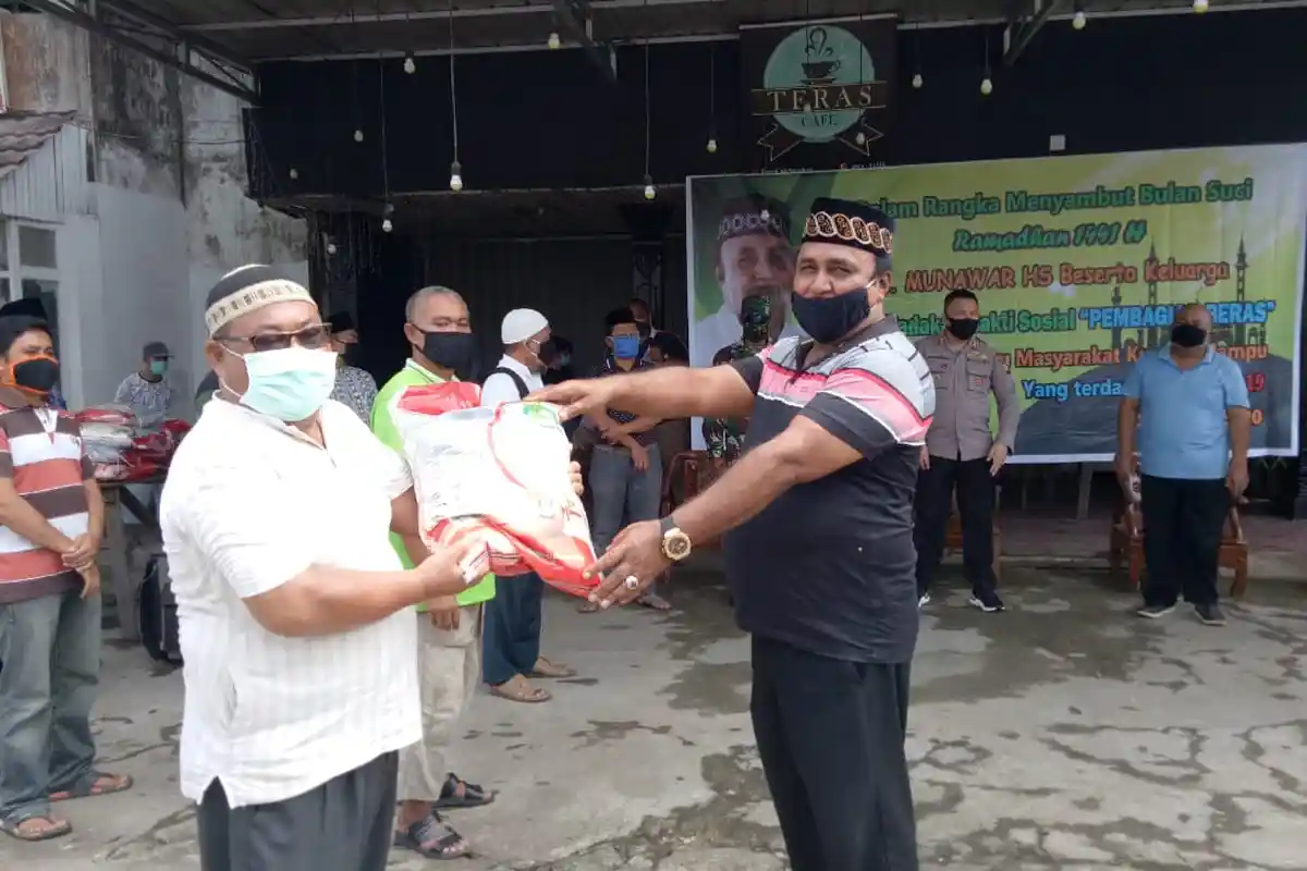 Pengusaha Sanggau H Munawar Salurkan Bantuan 10 Ton Beras dan 1000 Masker