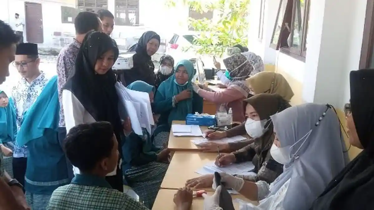 Seratusan Pelajar, Guru SMPN 1 Kuala Batee, dan Warga Abdya Divaksinasi, Saat Peringatan Hari Guru 