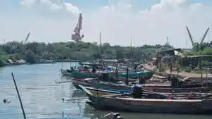 kapal-nelayan-di-perairan-Gresik.jpg