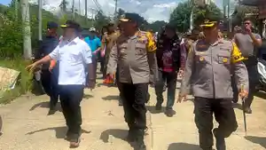 20240518_Kapolda-Kaltim-bersama-Pj-Gubernur-Kaltim-tinjau-korban-banjir-Mahulu.jpg