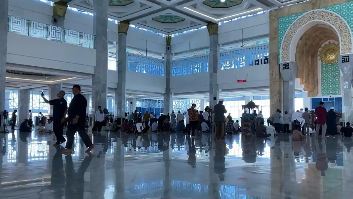 Warga Ramai Datang di Masjid Al Alam Kendari Sultra, Momen Salat Jumat ...