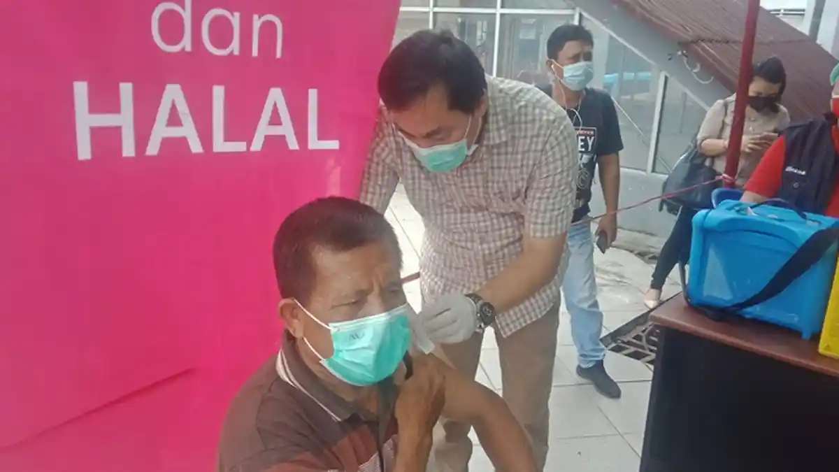 Vaksinasi Berlangsung di 22 Lokasi. Angouw : Tetap Kedepankan Prokes