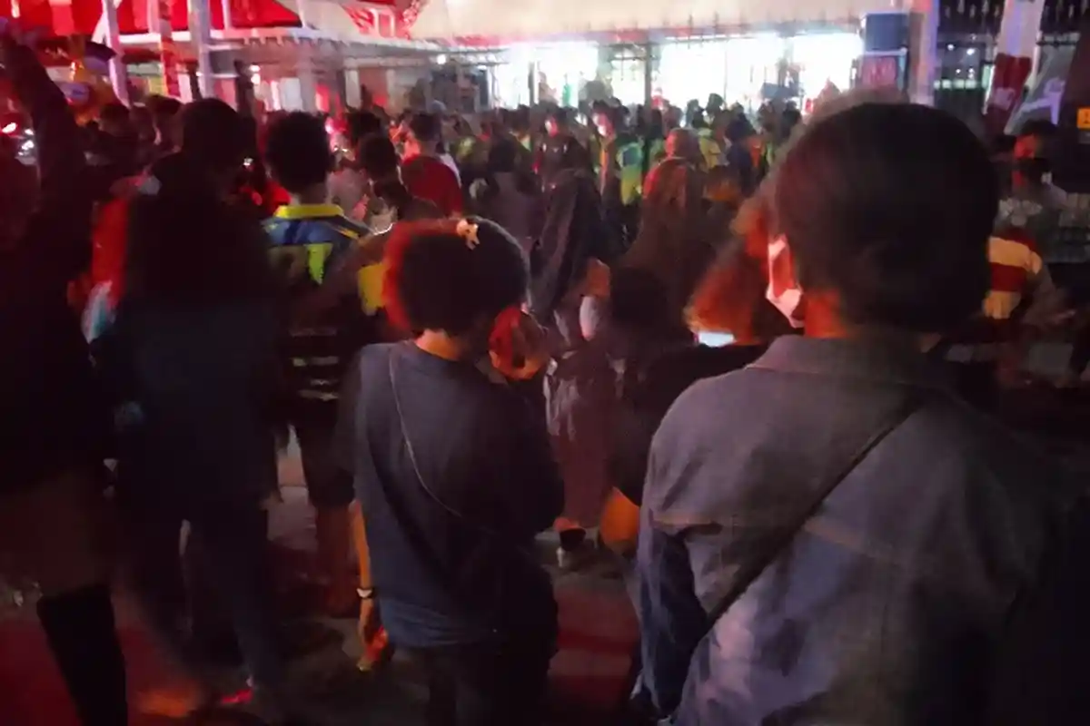 Warga Pilih Nonton Pembukaan Peparnas XVI di Halaman Wisma Atlet 