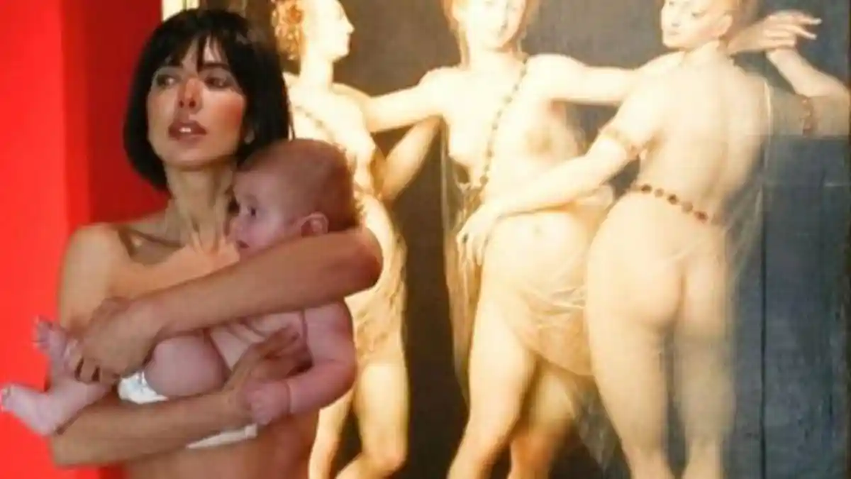 Seniman Wanita Bugil Sambil Gendong Bayi Keliling Museum