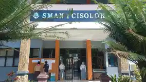 Tampak-depan-SMAN-1-Cisolok-Kabupaten-Sukabumi_.jpg