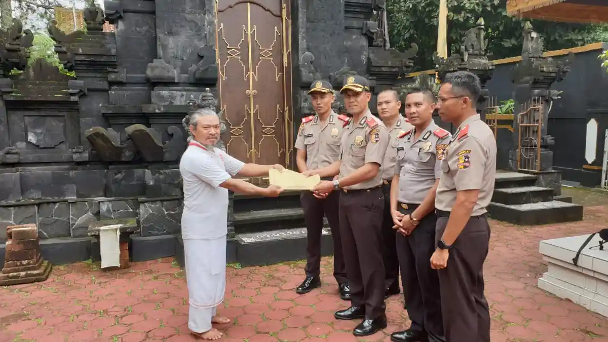 Serdik Dewa Ngakan Arinata Bersama 12 Serdik Lain Serahkan Bantuan Renovasi Rumah Ibadah