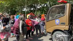 BREAKING-NEWS-Sejumlah-PKL-Pantai-Padang-Berunjuk-Rasa-Lagi-Hadang-Truk-Satpol-PP-yang-Lewat.jpg