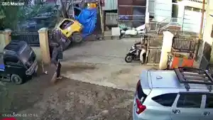truk-pengangkut-sampah-tertelan-jalan-ambles.jpg