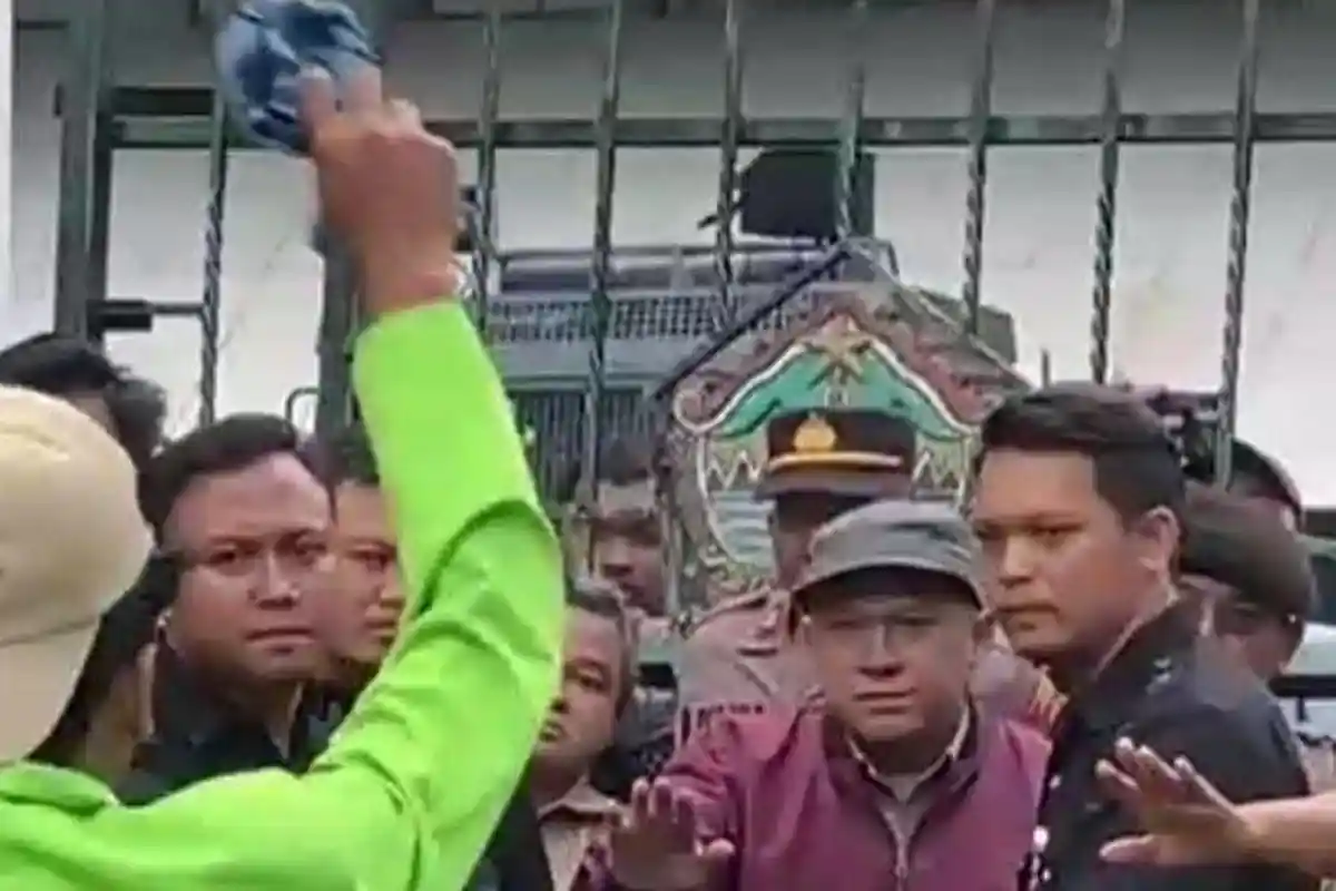 Demo di Depan Kantor Gubernur Jateng Diwarnai Pelemparan Celana Dalam, Mahasiswa Kecewa Rezim Jokowi