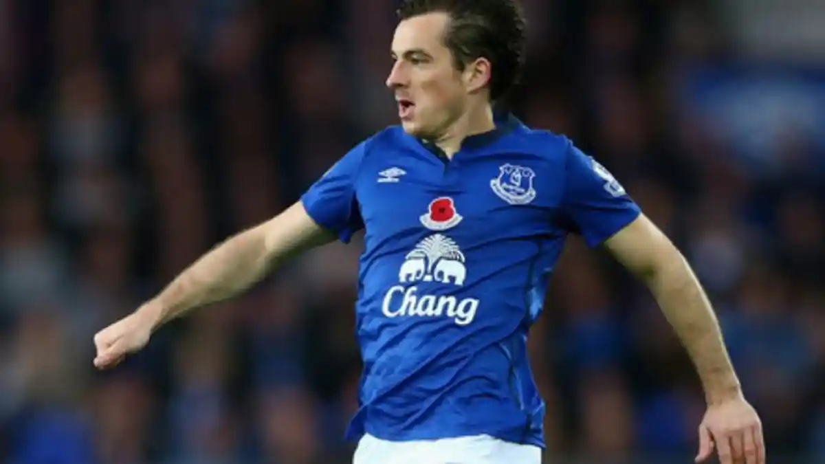 Roberto Putuskan Algojo Penalti Everton Tetap pada Leighton Baines