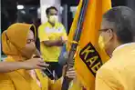 ketua-dpd-i-partai-golkar-sulsel-taufan-pawe-menyerahkan-bendera-andi-kartini-ottong.jpg
