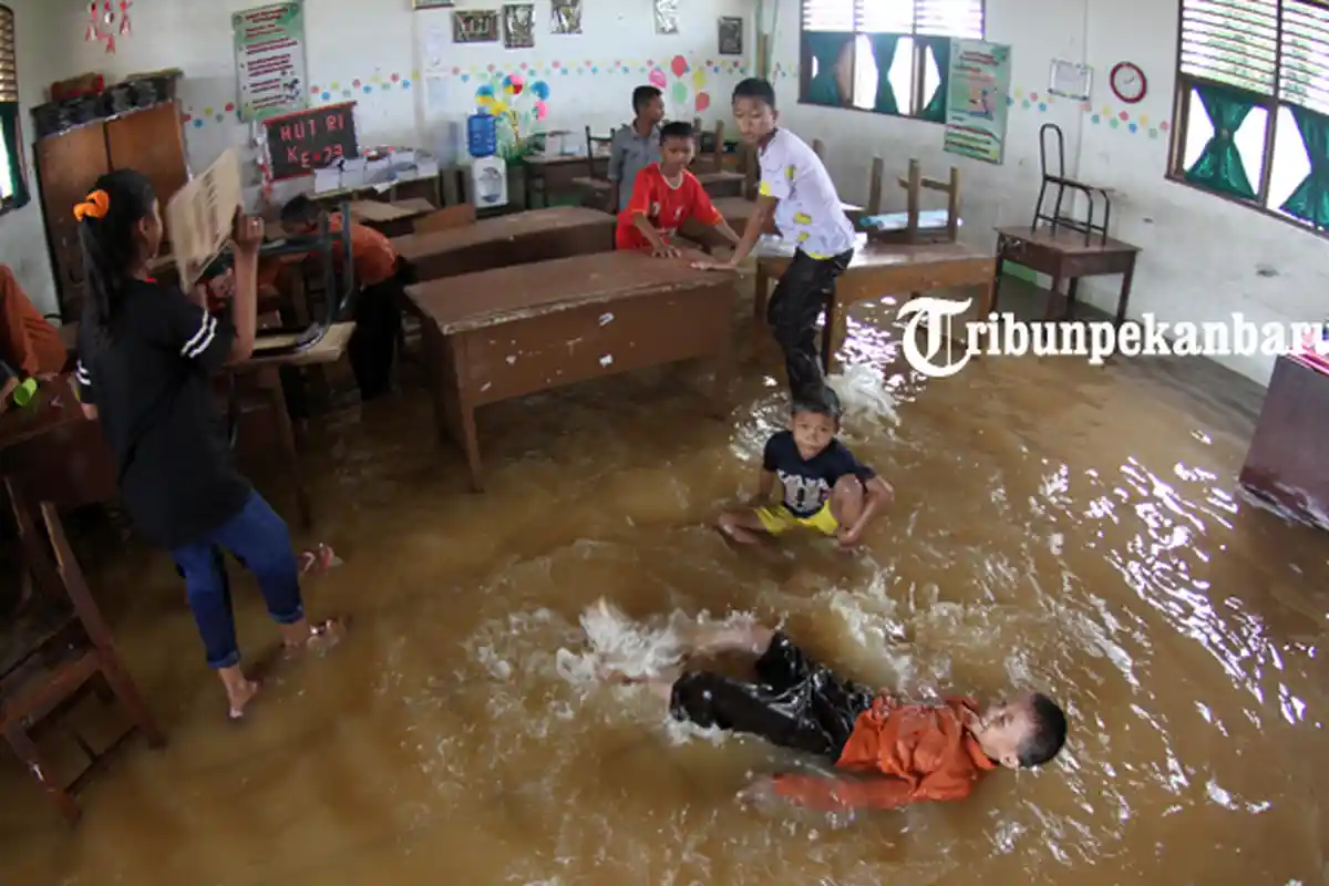 Ruang Kelas Terendam Banjir, Disdik Izinkan Sekolah Liburkan Siswanya