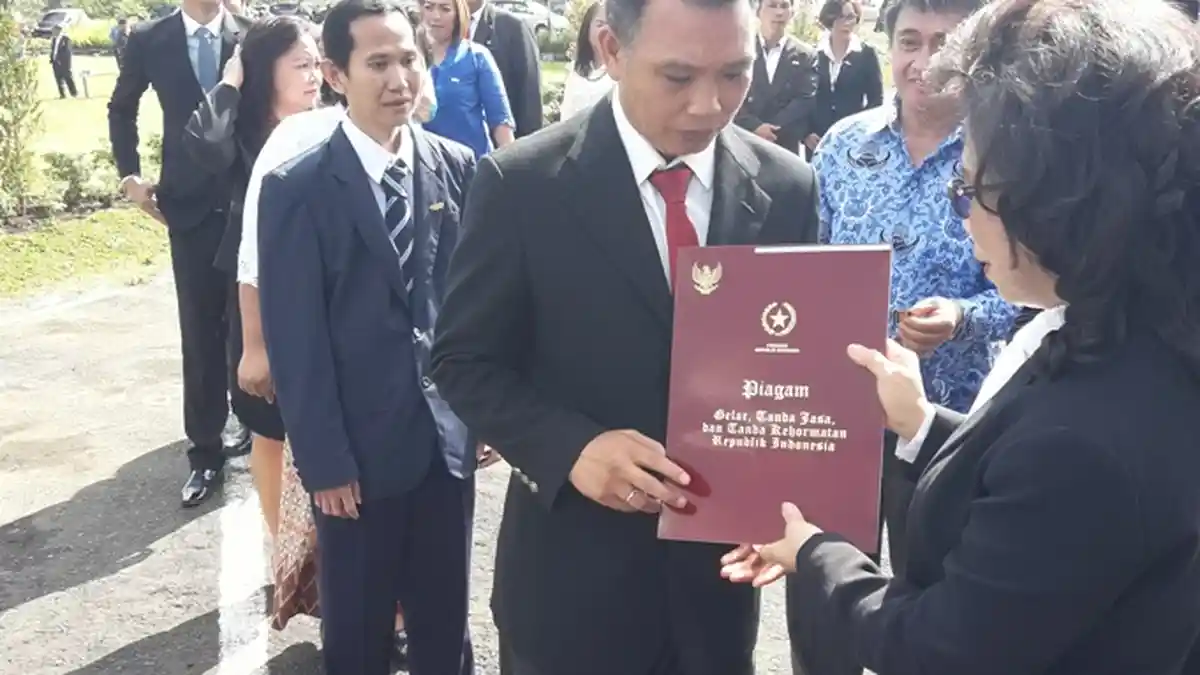 Rektor Unima Serahkan 144 Piagam Penghargaan Saat Hardiknas