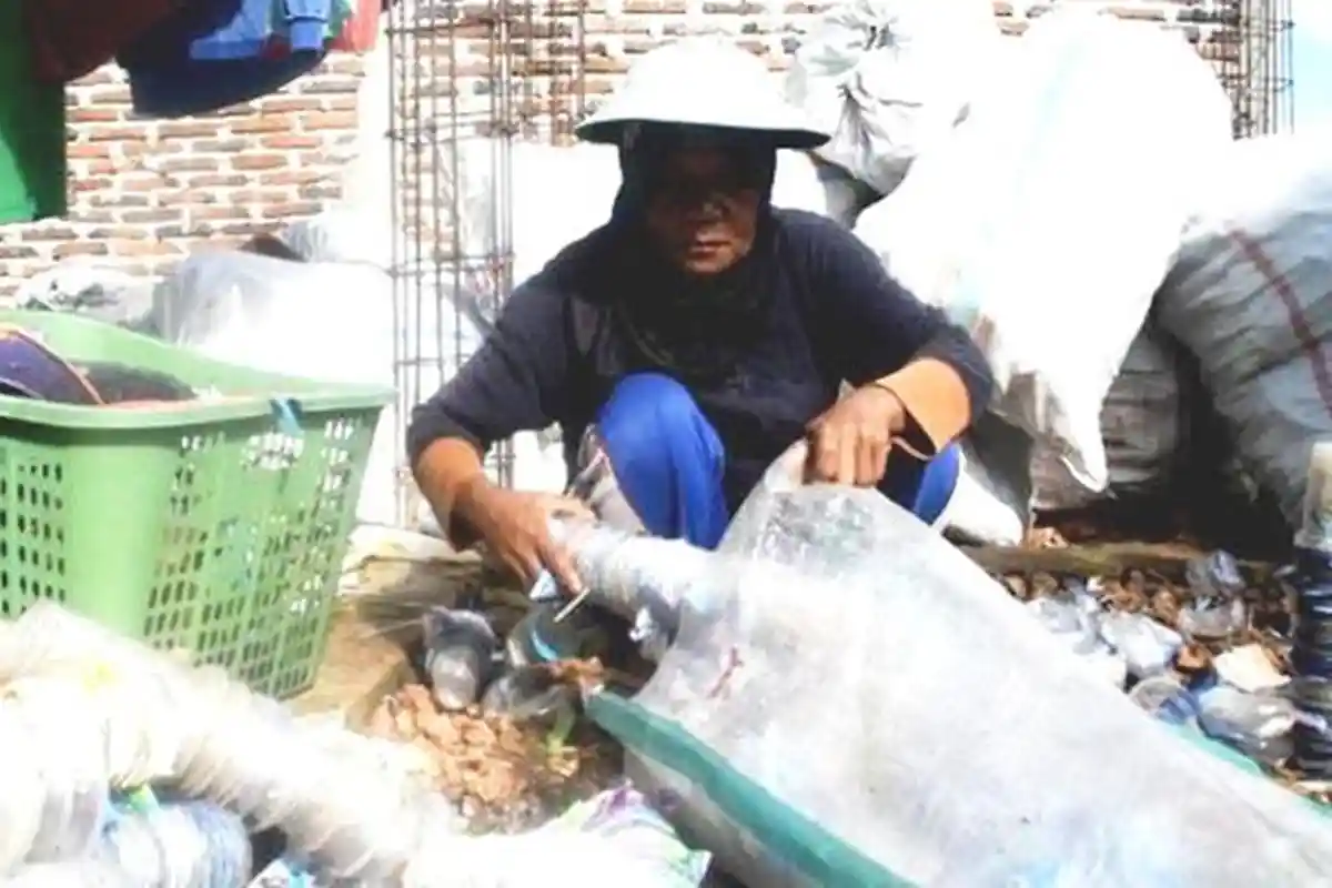 Video Viral Seorang Pemulung Terekam Rajin Bersedekah di Masjid