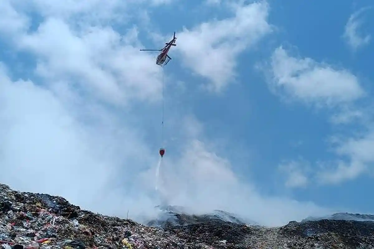 Pemadaman di TPA Suwung Gunakan Injeksi dan Eco Enzym, 16 Pemadam dan 2 Helikopter Dikerahkan