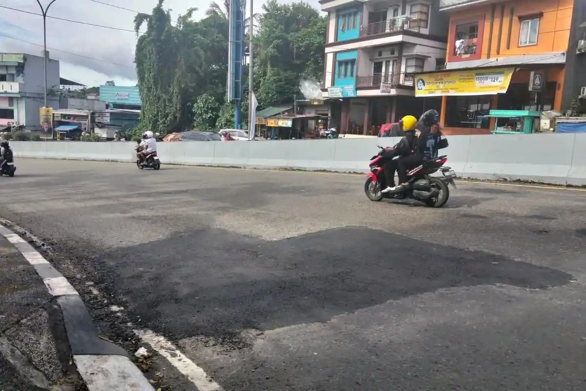 Pasca Diberitakan TribunAmbon.com, Lubang Jalan di Depan Kantor BPN Maluku Langsung Ditambal