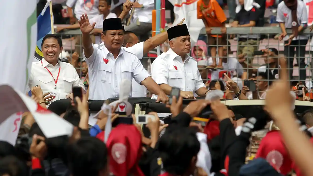 Prabowo-Hatta Kompak Berdiri di atas Mobil Menuju Gedung MK
