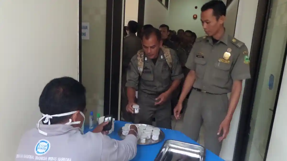 BNN Kuningan Lakukan Tes Urine Kepada Anggota Satpol PP