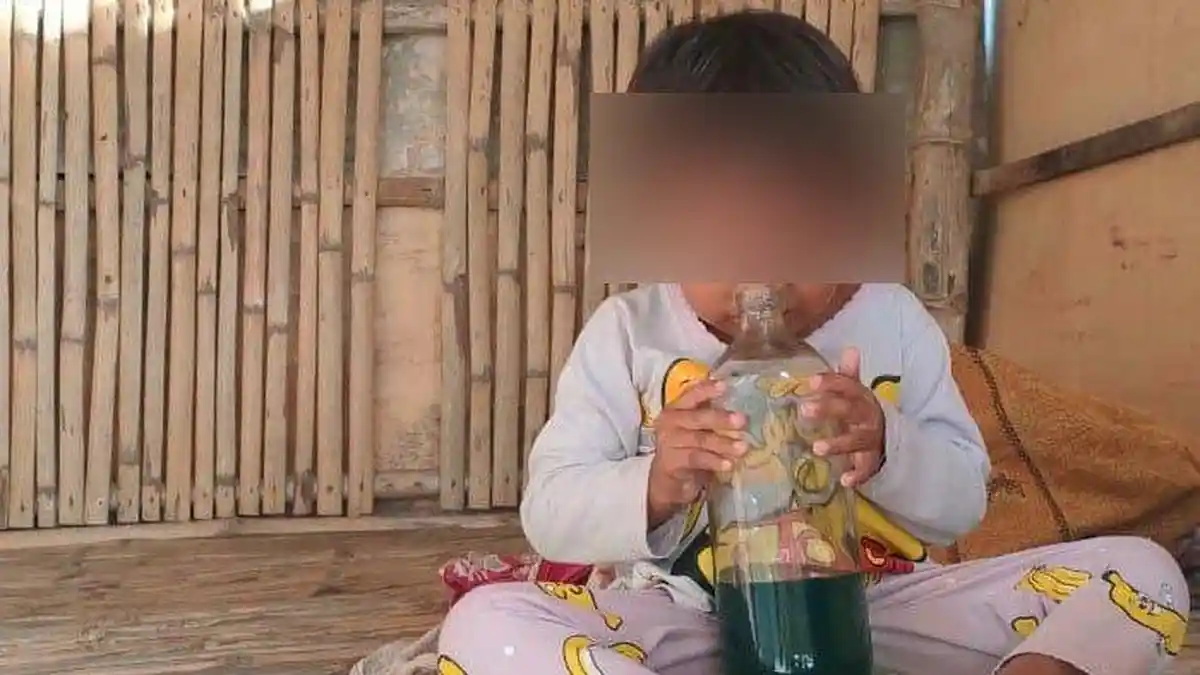 Balita di Sampang Kecanduan Hirup Aroma BBM, Makan Sambil Bawa Botol Bensin 