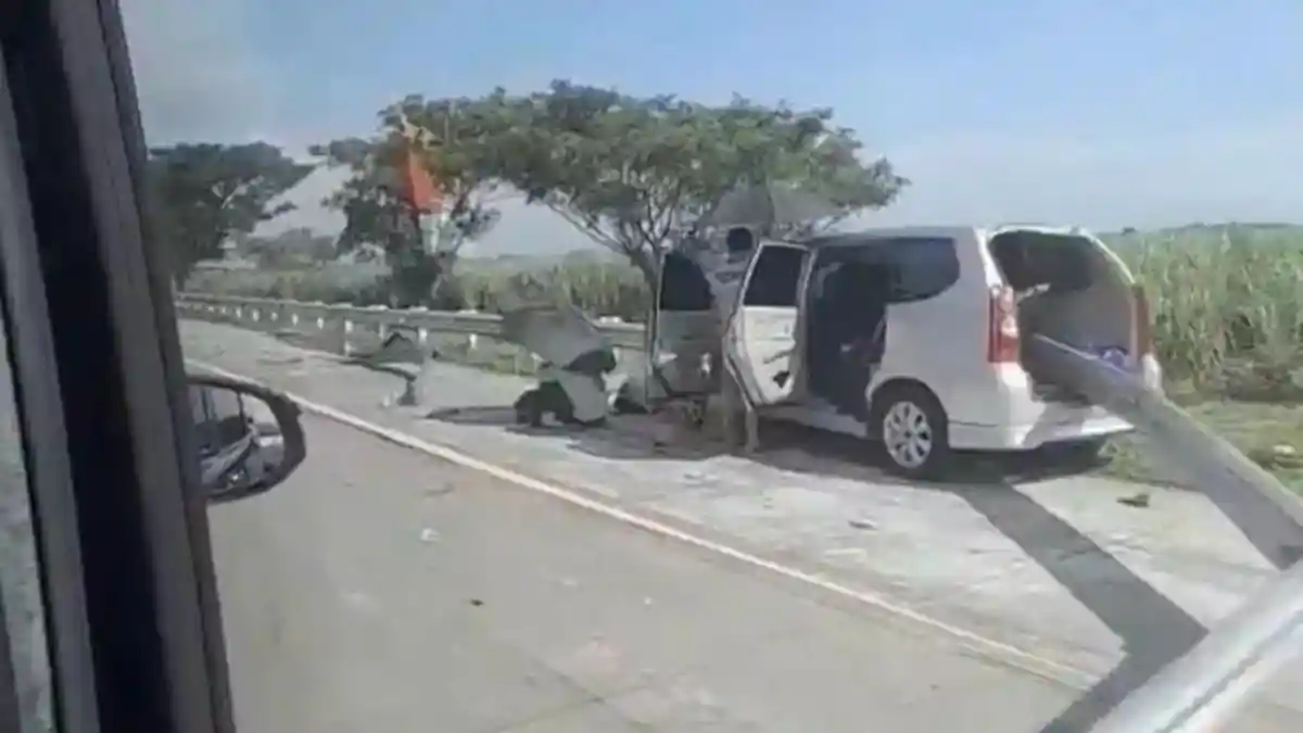 PENAMPAKAN Mobil Pemudik Tabrak Baja Pembatas Jalan hingga Tembus Kabin Belakang di Tol Pejagan