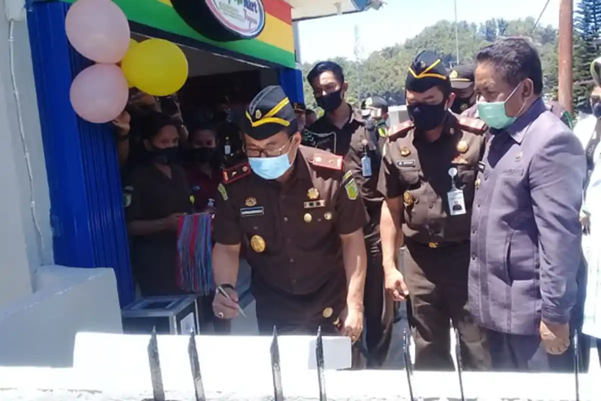 Kajati NTT Disambut dengan Tarian Adat di Ngada