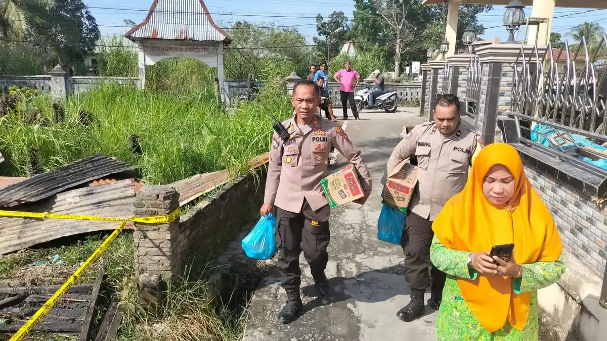 Kapolsek Teluk Nibung Berikan Bantuan Kepada Korban Kebakaran
