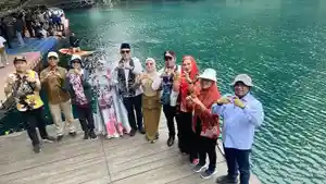 20250715_Rudy-Seno-saat-mengunjungi-wisata-Danau-Labuan-Cermin-berau.jpg