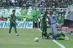 Pelatih-Persebaya-Surabaya-Aji-Santoso-saat-beri-intuksi-ke-Alwi-Slamet.jpg