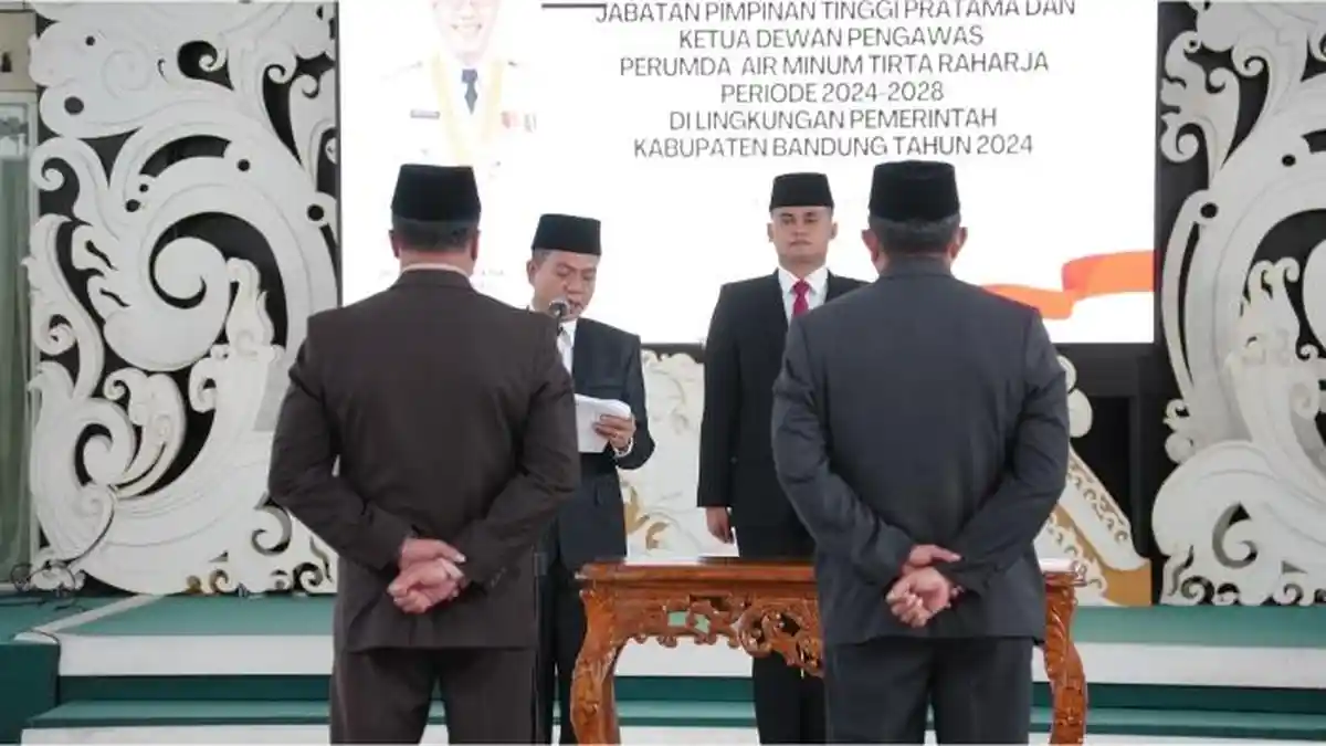 Bupati Dadang Supriatna Lantik Kadinsos Baru dan Ketua Dewan Pengawas PDAM