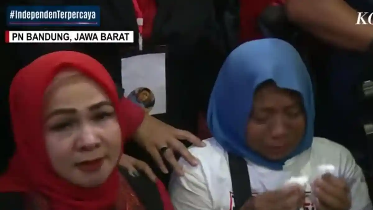 Pakai Kerudung Biru, Ibunda Pegi Setiawan Langsung Menangis Begitu Hakim Eman Kabulkan Permohonan