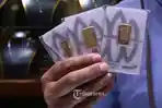 solo/pedagang-logam-mulia-menunjukan-emas-batangan-Antam.jpg