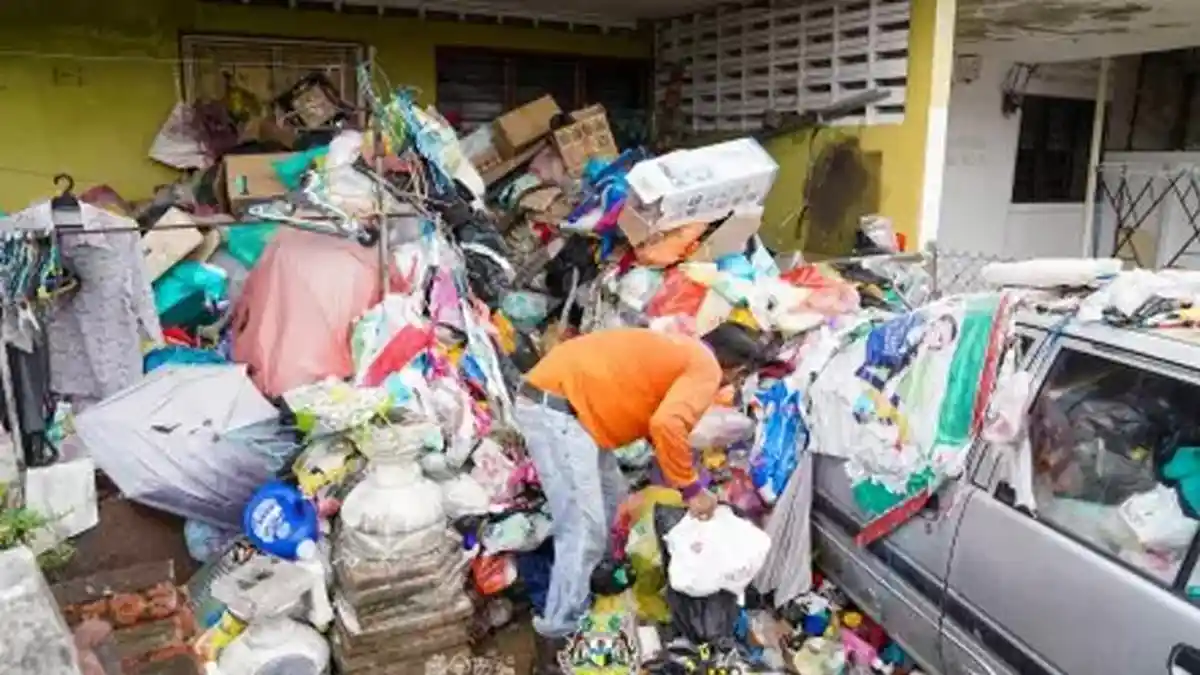 Nenek 60 Tahun Tinggal di Rumah Penuh Sampah, Barang Menumpuk hingga Mirip TPA, Tetangga Terganggu