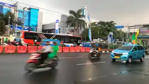 TransJakarta-melintas-di-Jalan-Margonda-Raya.jpg