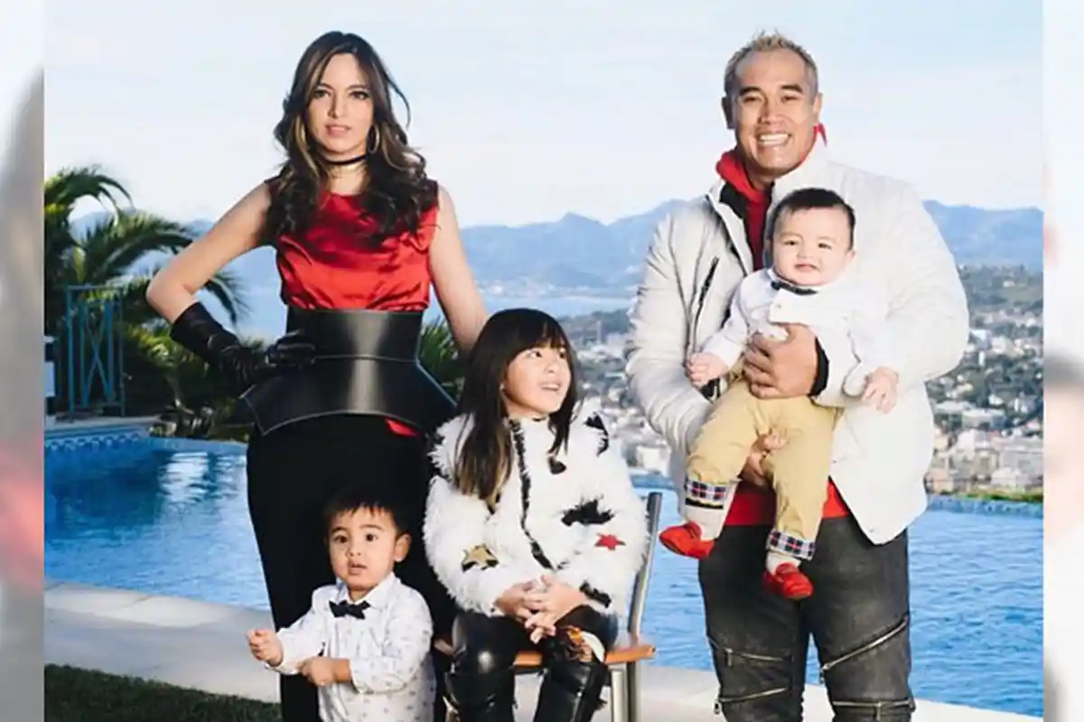 Intip Mewahnya Baju Lebaran Corak Emas Nia Ramadhani Beserta Suami dan Anak, Bak Keluarga Kerajaan!