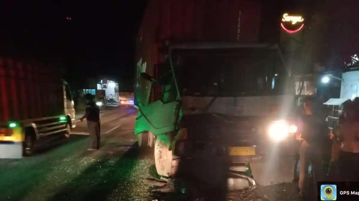 Antrian Kendaraan Rusak, Honda Supra Ditabrak Truk Tronton, Satu Tewas dan 2 Luka-luka