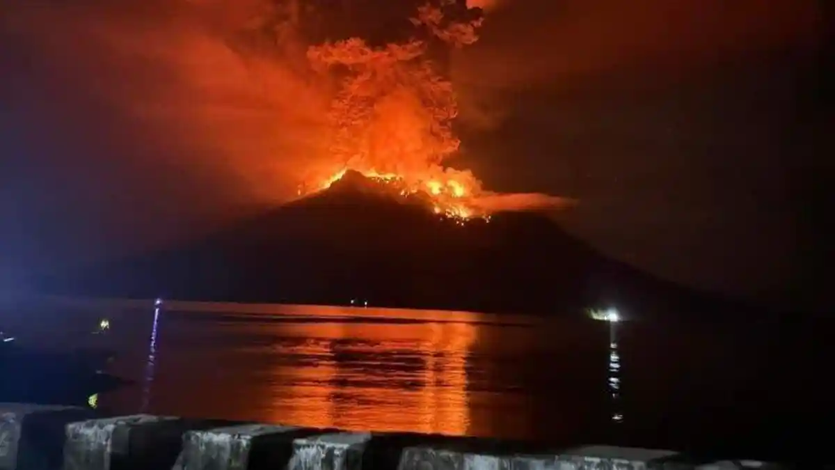 Gunung Ruang di Sulut Berstatus Awas, Warga Diimbau Mengungsi, Waspada Potensi Tsunami!