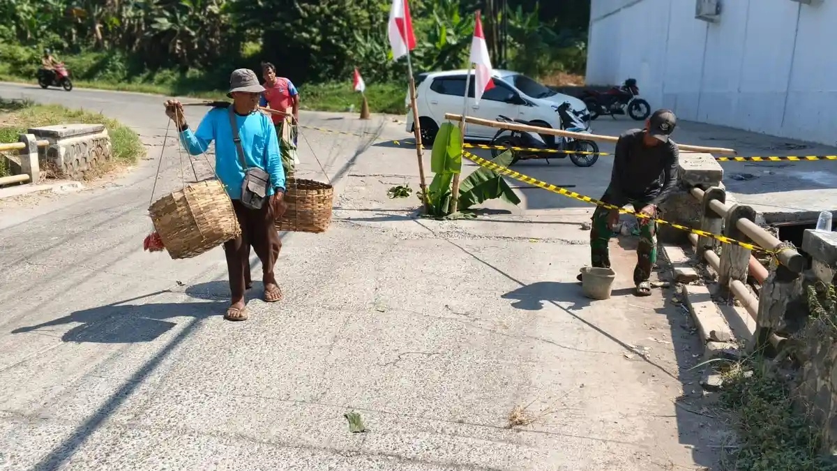 Ujung Jembatan Penghubung Bungursari-Campaka Purwakarta Ambles Berlubang, Rawan Kecelakaan - Tribunjabar.id