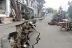 Diterjang Arus Sungai Ciliwung, Jalan Kesatria X Matraman Amblas