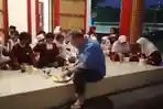 Pria-Ini-Senang-Buka-Puasa-Bareng-Anak-Yatim-di-Emperan-Masjid-Ternyata-Sosoknya-Konglomerat-Mualaf.jpg