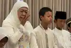 Khofifah-tampak-tak-kuasa-menahan-tangis-Air-matanya-menetes-saat.jpg