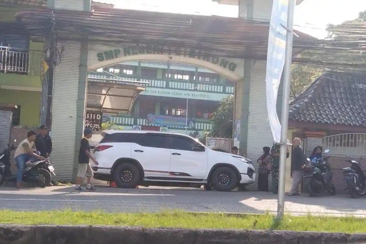 Kecewa Anak Tidak Diterima PPDB, Orang Tua Murid Parkir Mobil Persis di Pintu Masuk SMPN 1 Cibinong
