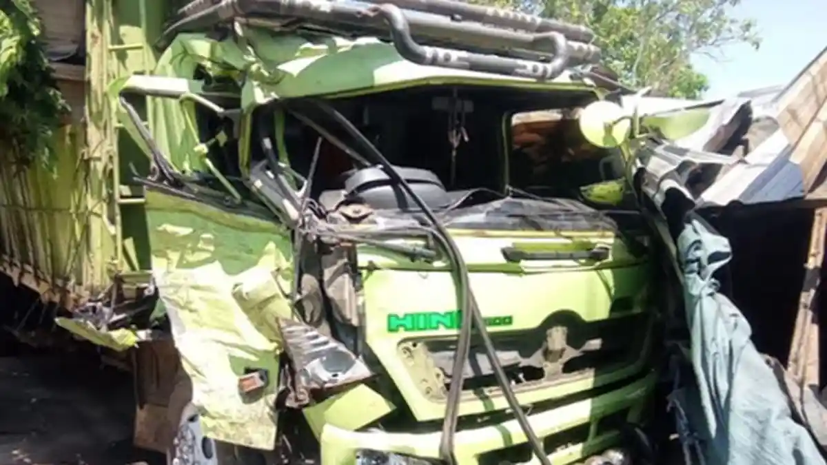 Adu Banteng Truk Tangki Vs Truk Tronton di Saradan Madiun, Sempat Oleng Lalu Seruduk Warung