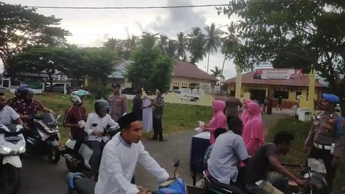 Personel Polsek Simpang Tiga dan Seulimeum Aceh Besar Bagi-bagi Takjil ke Warga