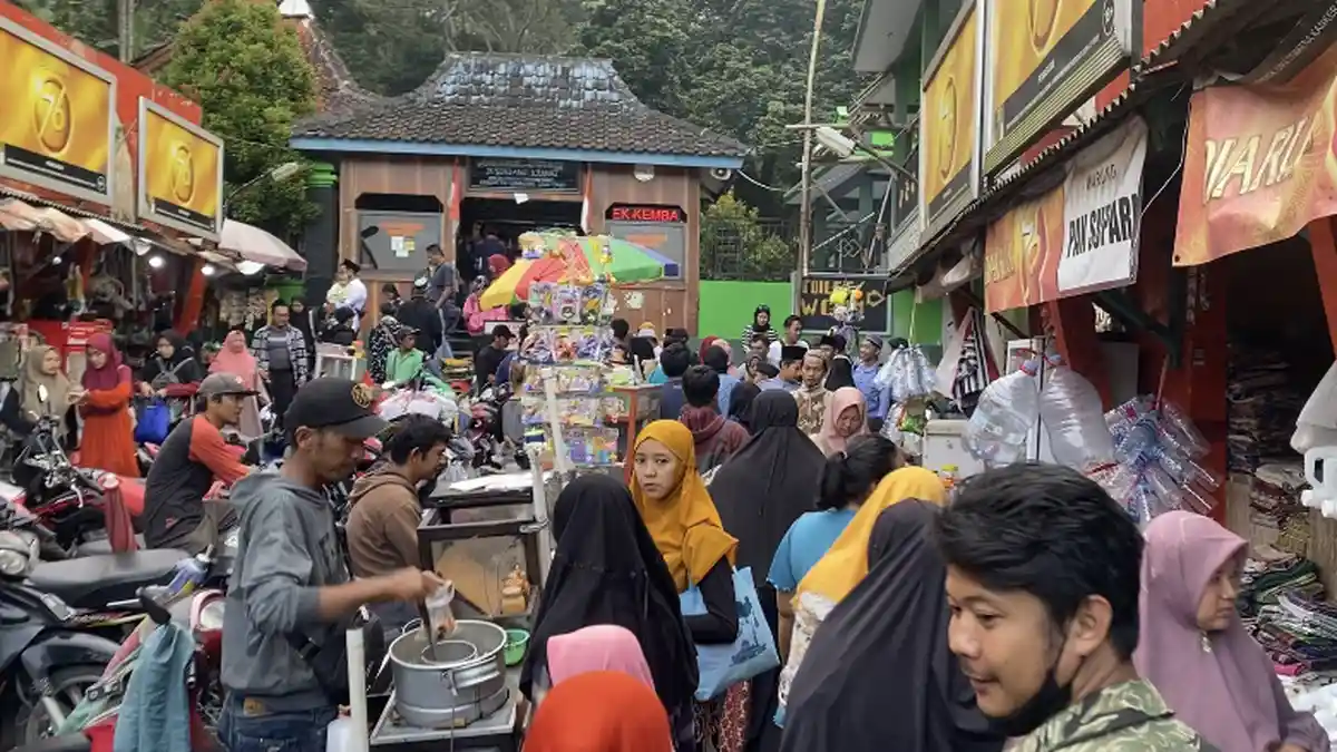 Ritual Padusan Jelang Ramadan, Ribuan Warga Padati Sendang Nyatnyono Ungaran