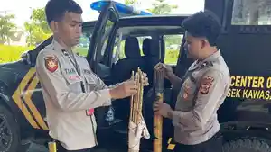 amankan-barang-bukti-panah-di-bandara.jpg