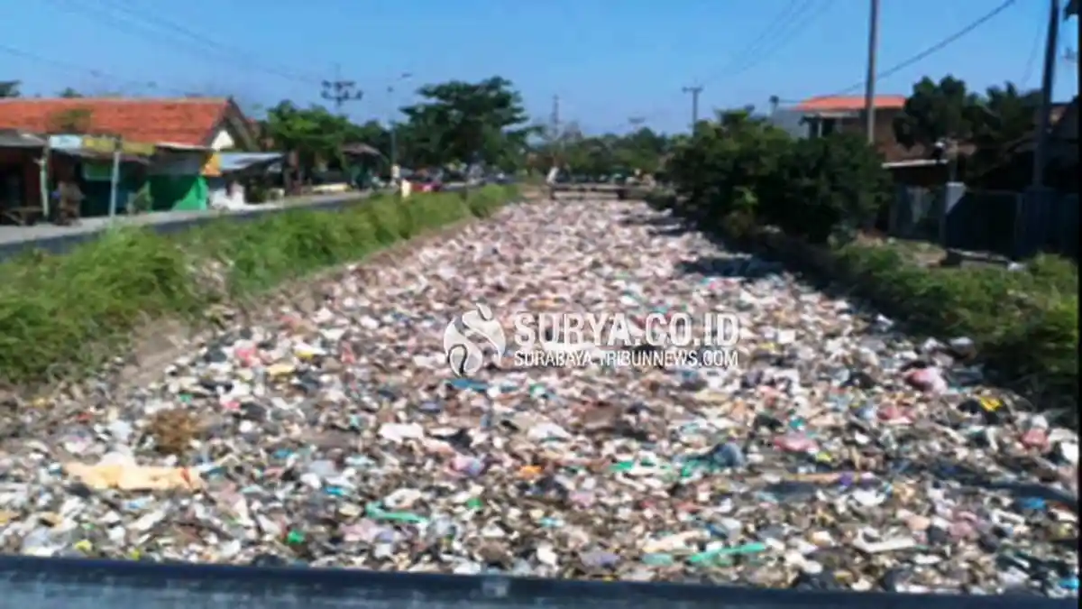 Hiii, Sungai di Sidoarjo Ini Berubah Jadi Bak Sampah Terpanjang
