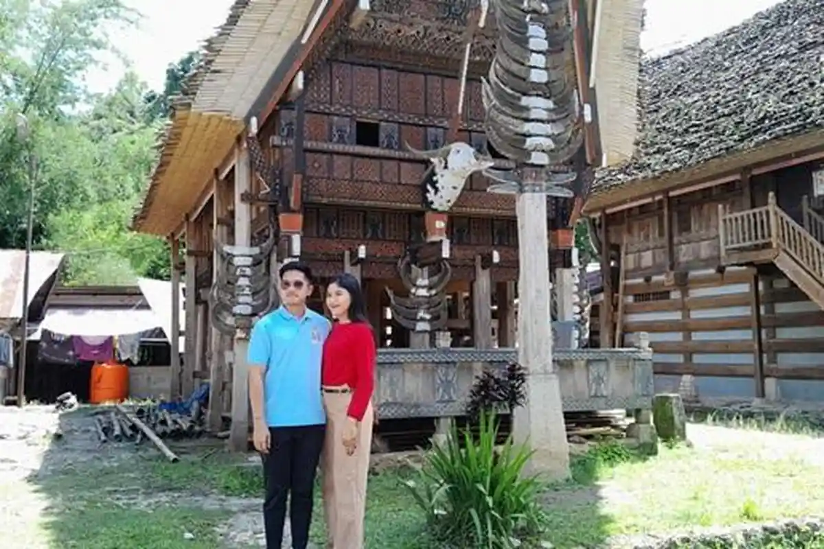 Kaesang Pangarep Rangkul Istri di Kete' Kesu Toraja Utara