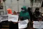 Unjuk Rasa Etnis Rohingya di Depan Kantor UNHCR