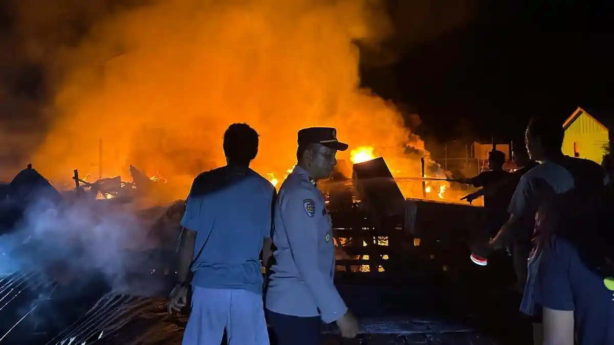 Kebakaran di Lingga, Seorang Pria Tertimpa Reruntuhan Kayu saat Ikut Padamkan Api di Senayang Lingga